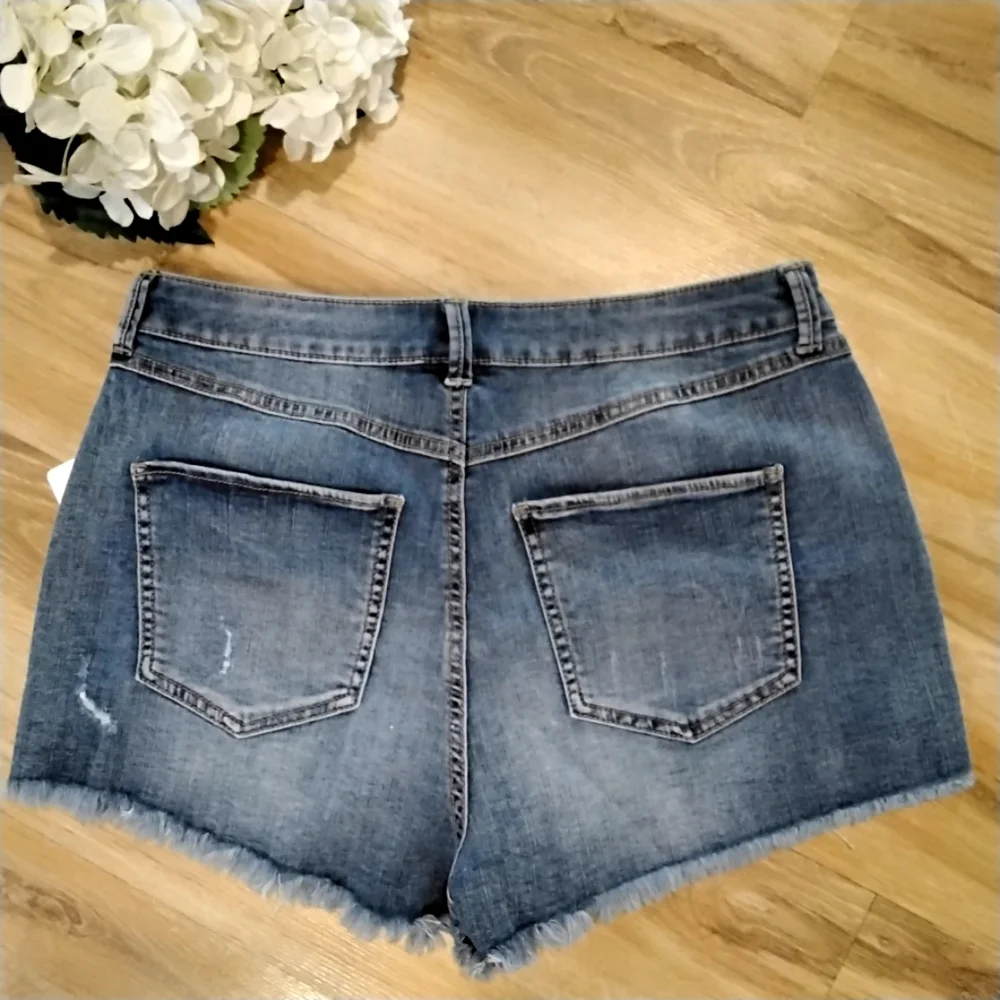 The Wedge Denim Shorts🌿